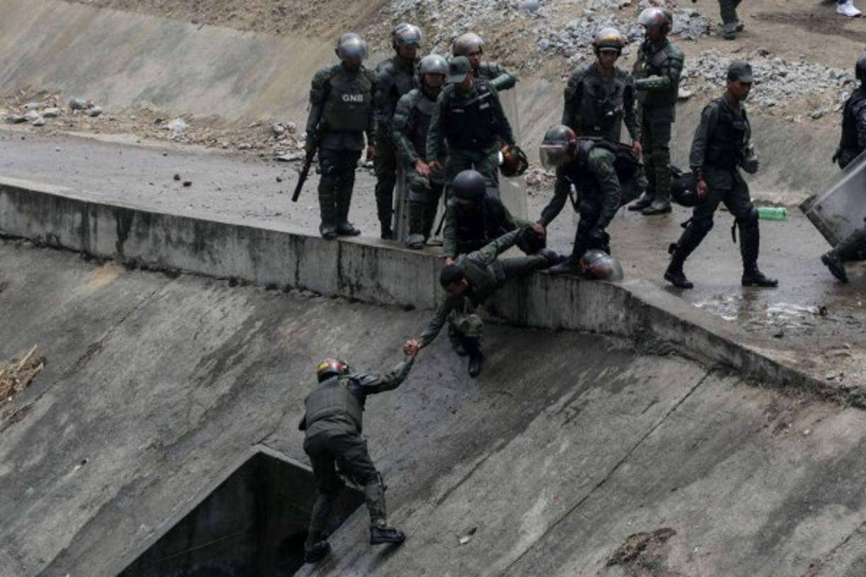 El vecino de la zona conocida como San Agustín en el oeste de Caracas, Jesús Contreras, se acercó al río con dos envases pero en ese momento ya había llegado la GNB que le impidió recoger agua del Guaire. Contreras dijo que sus hijos ya no tienen ni agua para tomar y criticó que la guardia haya llegado a impedir que se surtan de ese afluente.