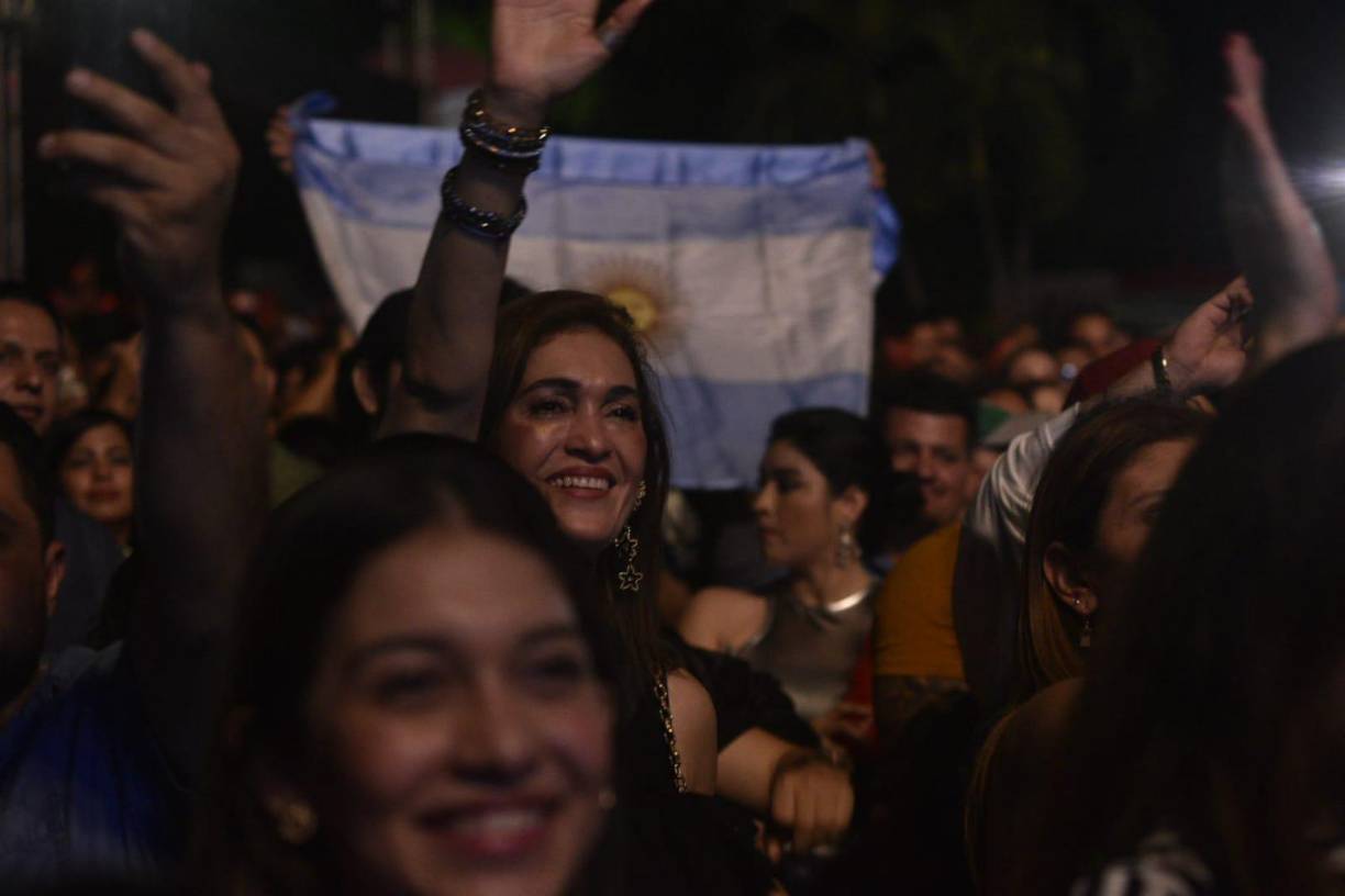 Hasta en el puente disfrutaron del concierto de Miguel Mateos y Vilma Palma