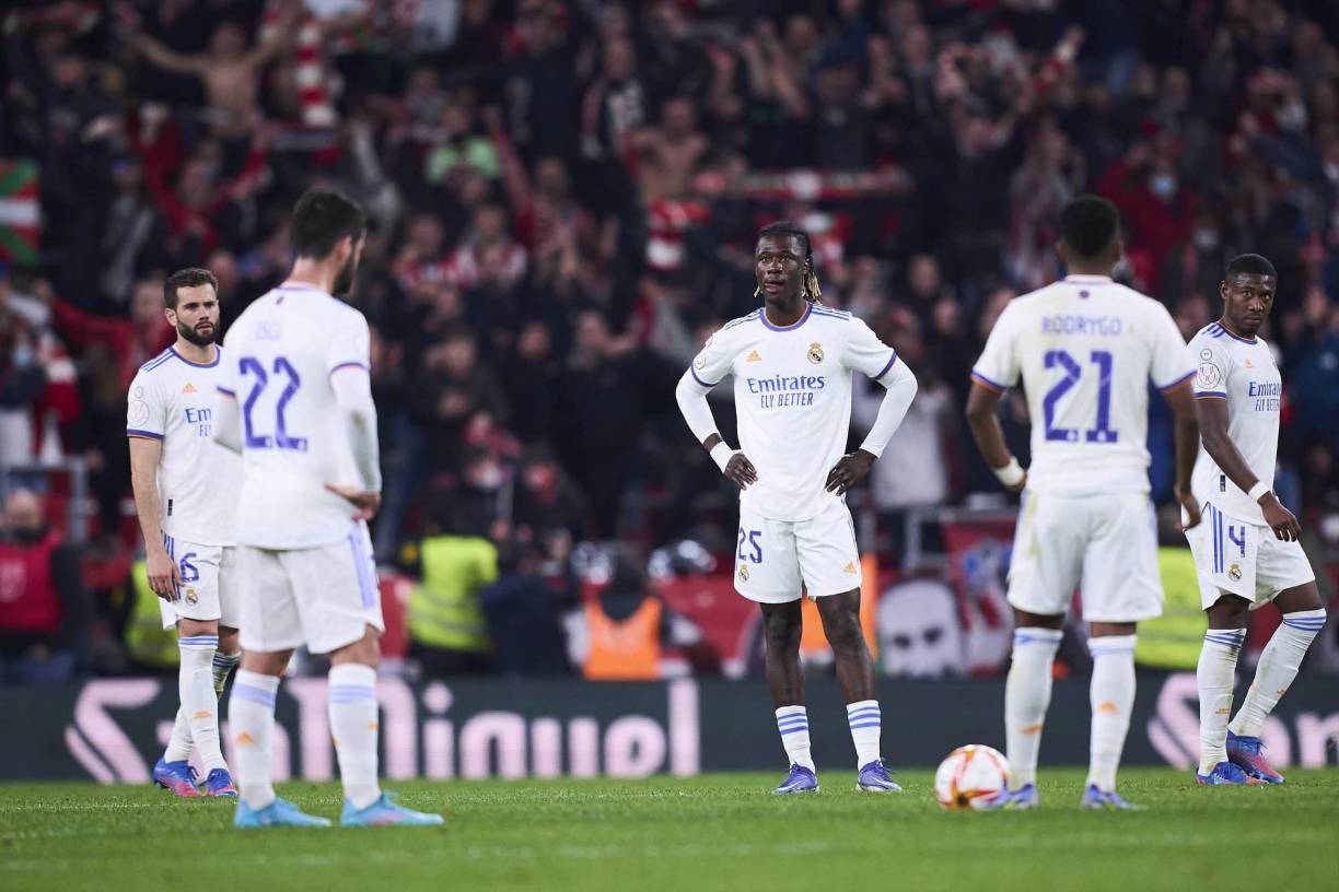 Los jugadores del Real Madrid, cabizbajos tras el gol del Athletic Club de Bilbao.