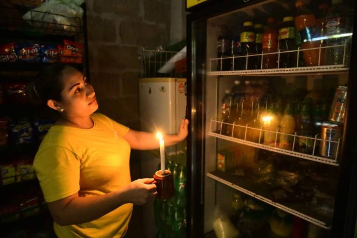 El repentino desencadenamiento de prolongados cortes de energía eléctrica en gran parte del país ha causado la quiebra de pequeños negocios, daños económicos a familias y ha obligado a miles de hondureños a realizar protestas callejeras.