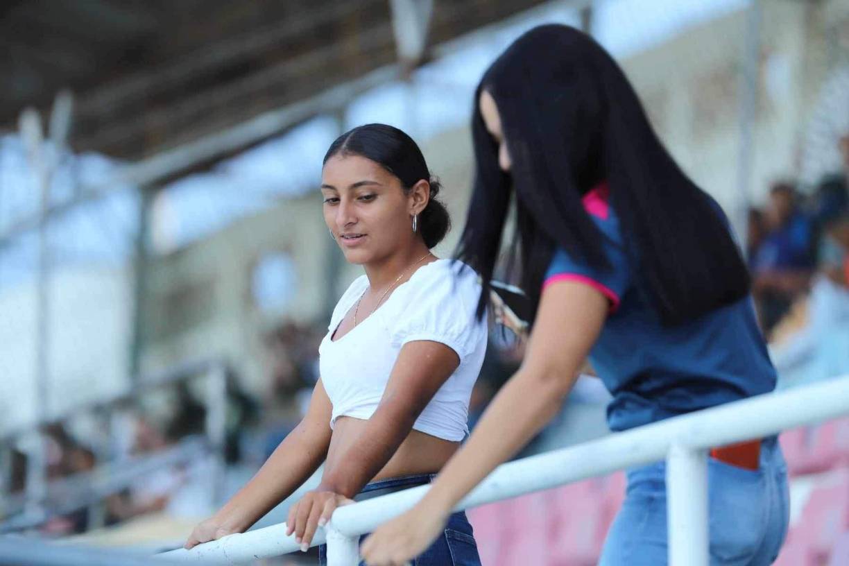 Dos lindas chicas que disfrutaron del partido entre Vida y Olimpia en el estadio Ceibeño.