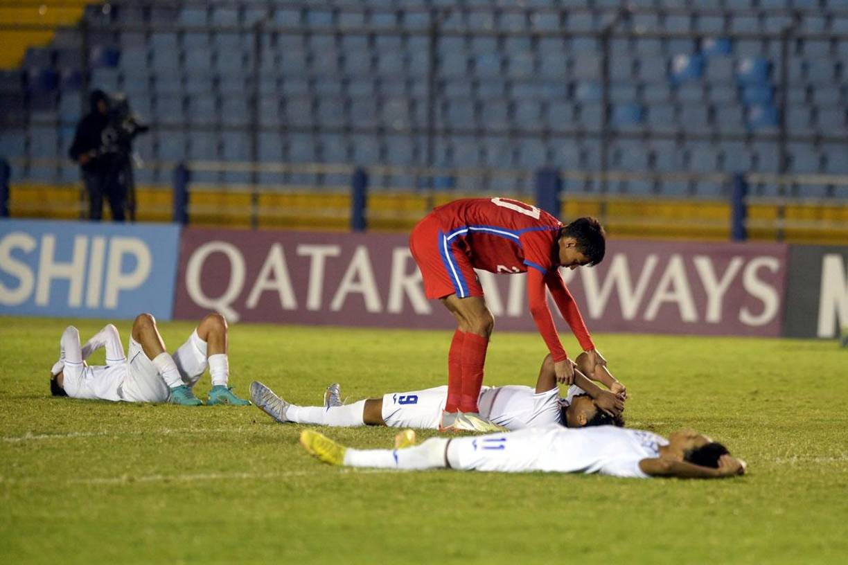 Algunos jugadores panameños tuvieron un lindo gesto consolando a los hondureños.