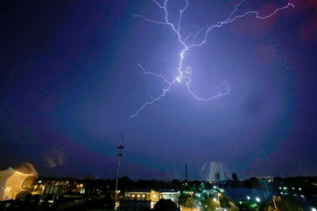 Los tornados que afectaron el estado de Illinois dejaron a miles de personas sin suministro eléctrico.
