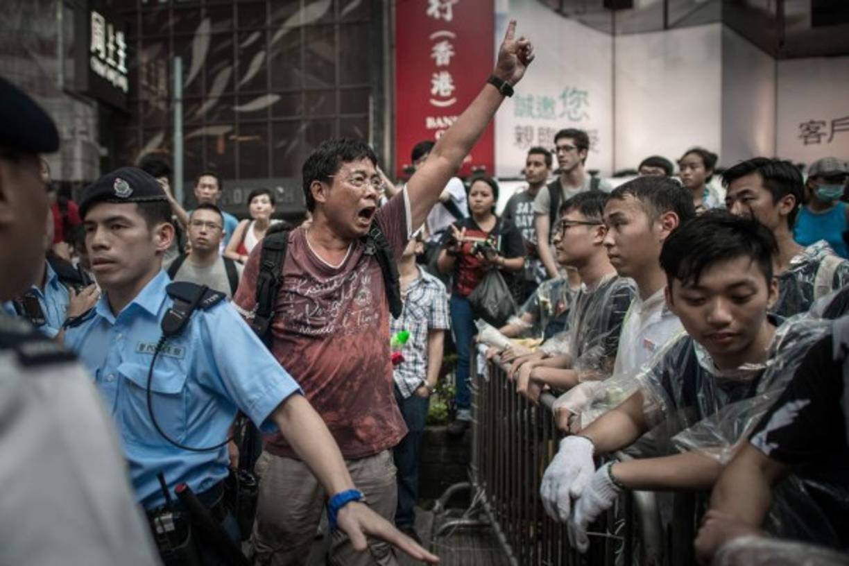 Un anti-manifestante le grita a los pro-democracia en una zona ocupada de Hong Kong el 3 de octubre de 2014. AFP