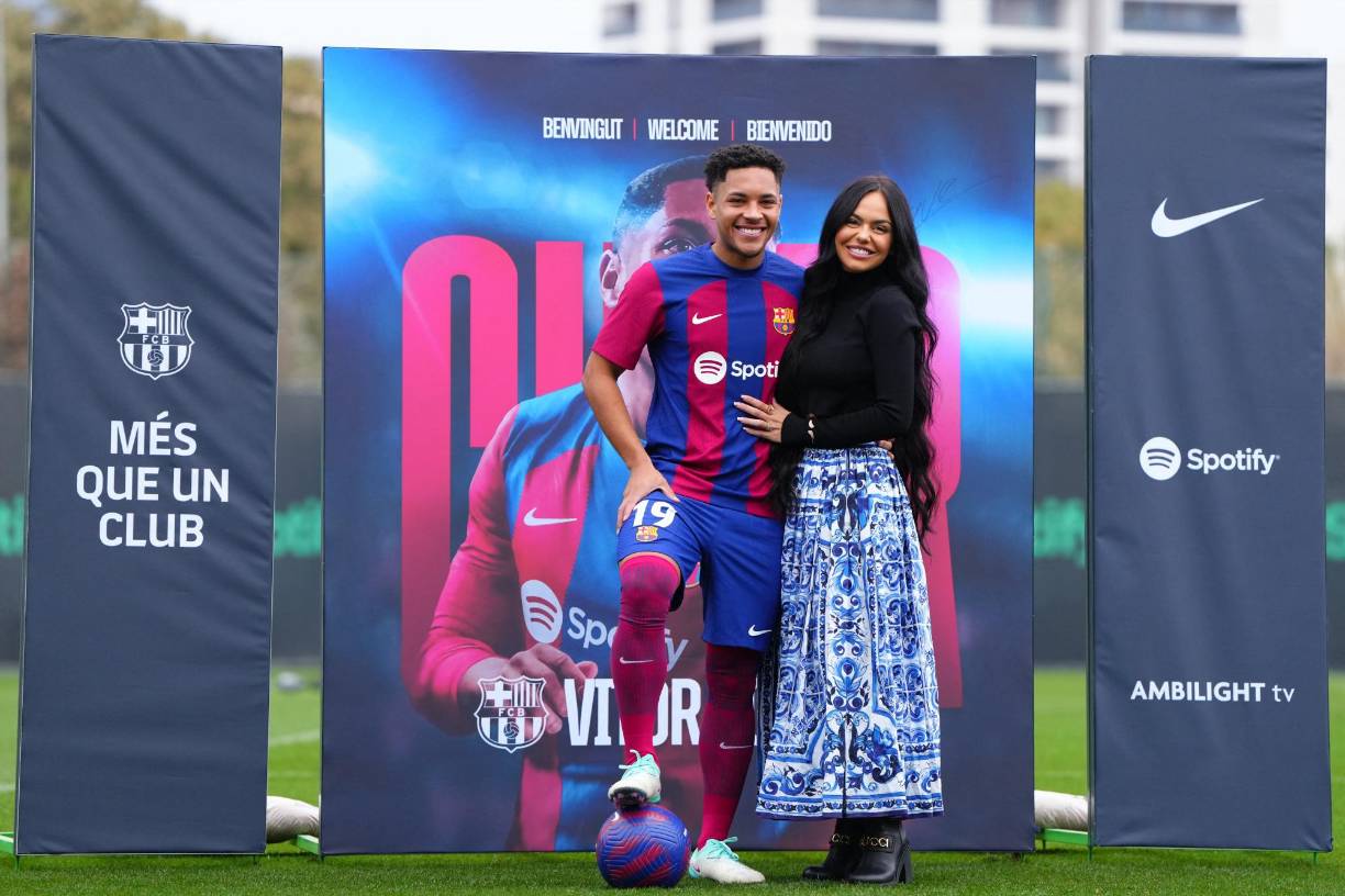 Vitor Roque contrajo matrimonio con la bella influencer en 2022, luego volaron juntos hacia Barcelona y ya tuvo sus primeros minutos con el primer equipo.