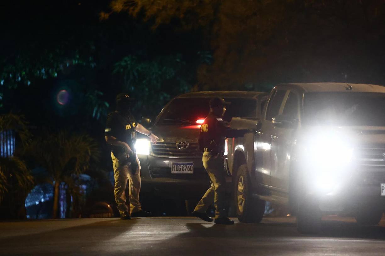 También fueron requeridos en la misma investigación: Miguel Ernesto Flores Cisneros, Moisés Torres López, Vinicio David Monterrosa Sierra, Roberto Carlos Meza Figueroa, Vanessa María Urbizo Escobar, Nelson Geovanny Alvarenga Rodríguez, Reynaldo Leiva Suazo y Carlos Octavio Rivas Sánchez.