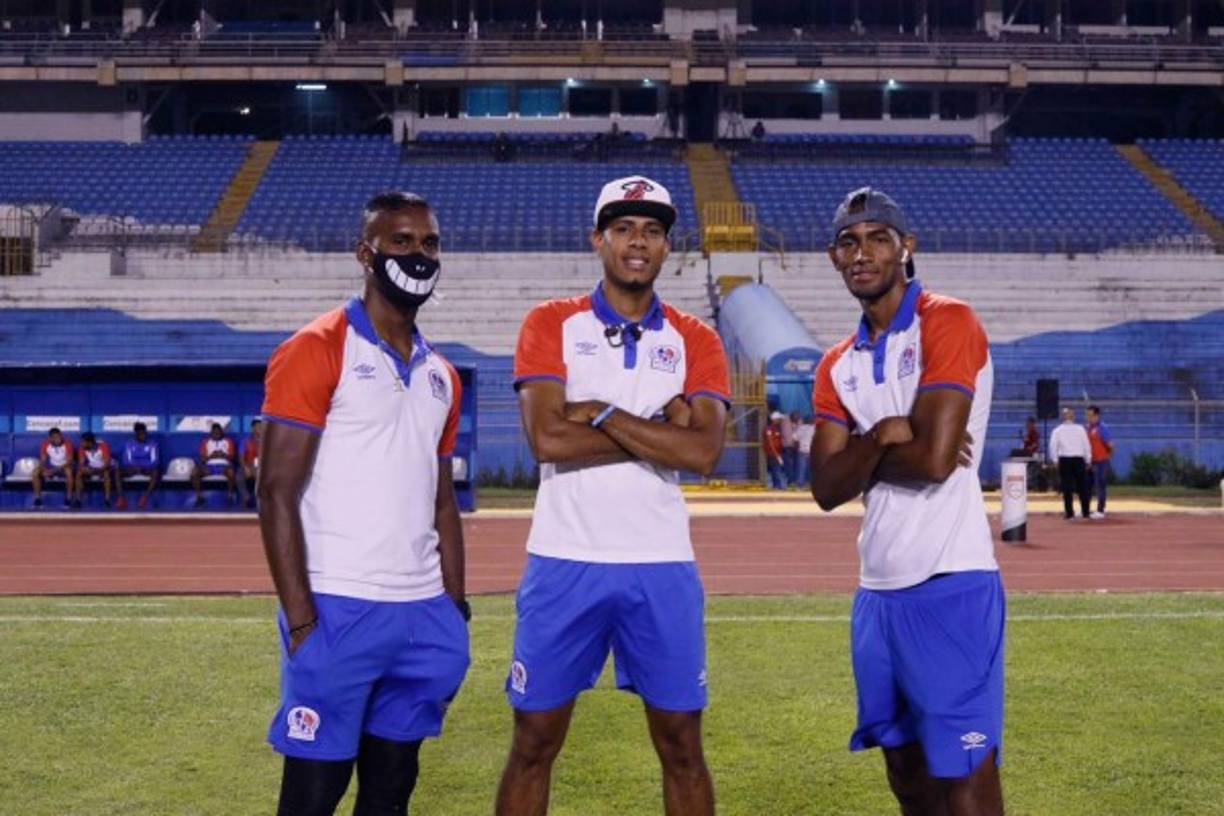 Brayan Beckeles con su mascarilla junto a Eddie Hernández y Jerry Bengtson.