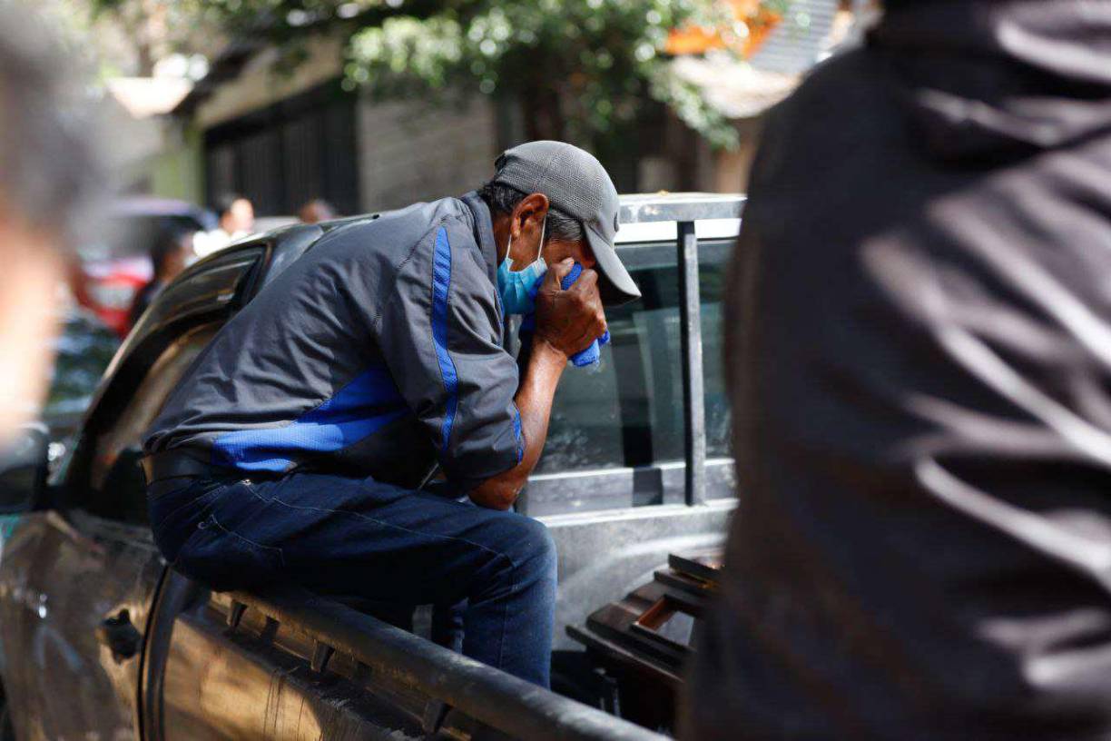 “Teníamos 15 años de casados, era una mujer excelente, no hay palabras; tuve tres niñas, la primera falleció de dos añitos”, confesó entre lágrimas.