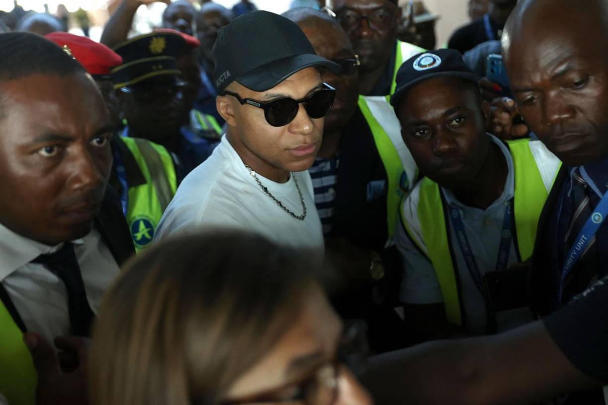 La visita del astro francés es todo un evento en Camerún y por ello se desplegó a un centenar de policías y gendarmes, destinados a garantizar la seguridad.
