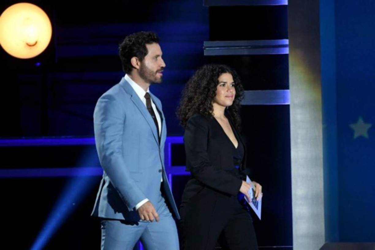 Ferrera no era solo una invitada más de los Critics' Choice Awards, también subió al escenario para presentar un premio.