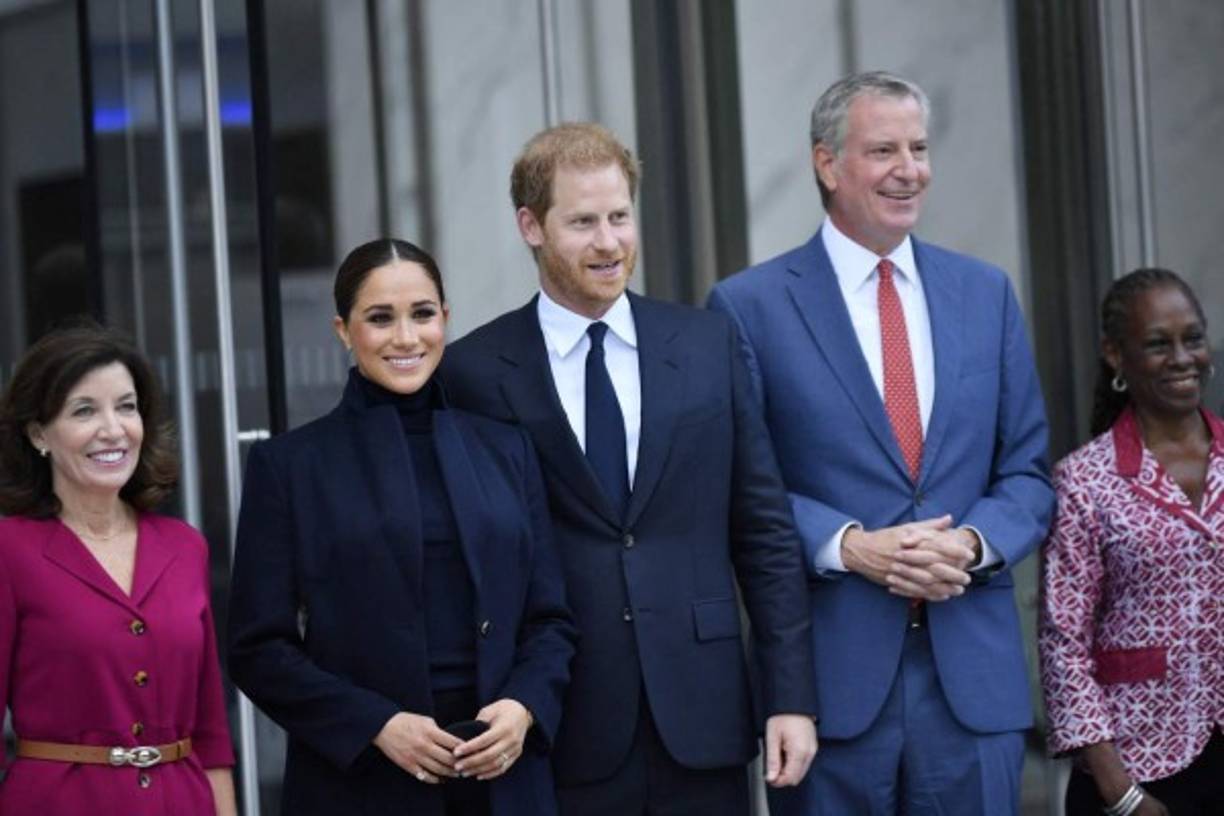 El príncipe Harry y su esposa Meghan Markle iniciaron este jueves un viaje a Nueva York con la visita a la 'Torre de la Libertad' y el memorial a las víctimas de los atentados del 11 de septiembre de 2001.