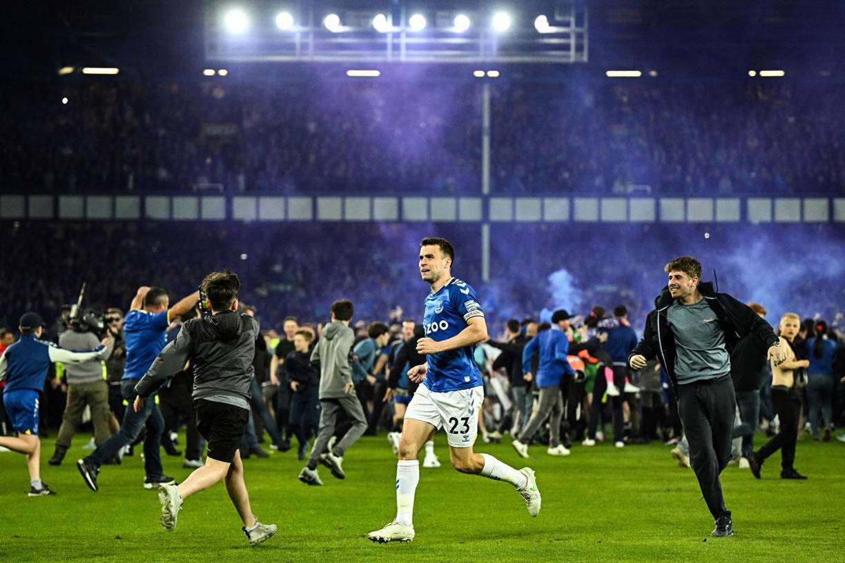 Tras el pitazo final, los aficionados del Everton invadieron el campo del Goodison Park para celebrar la permanencia en la Premier League.