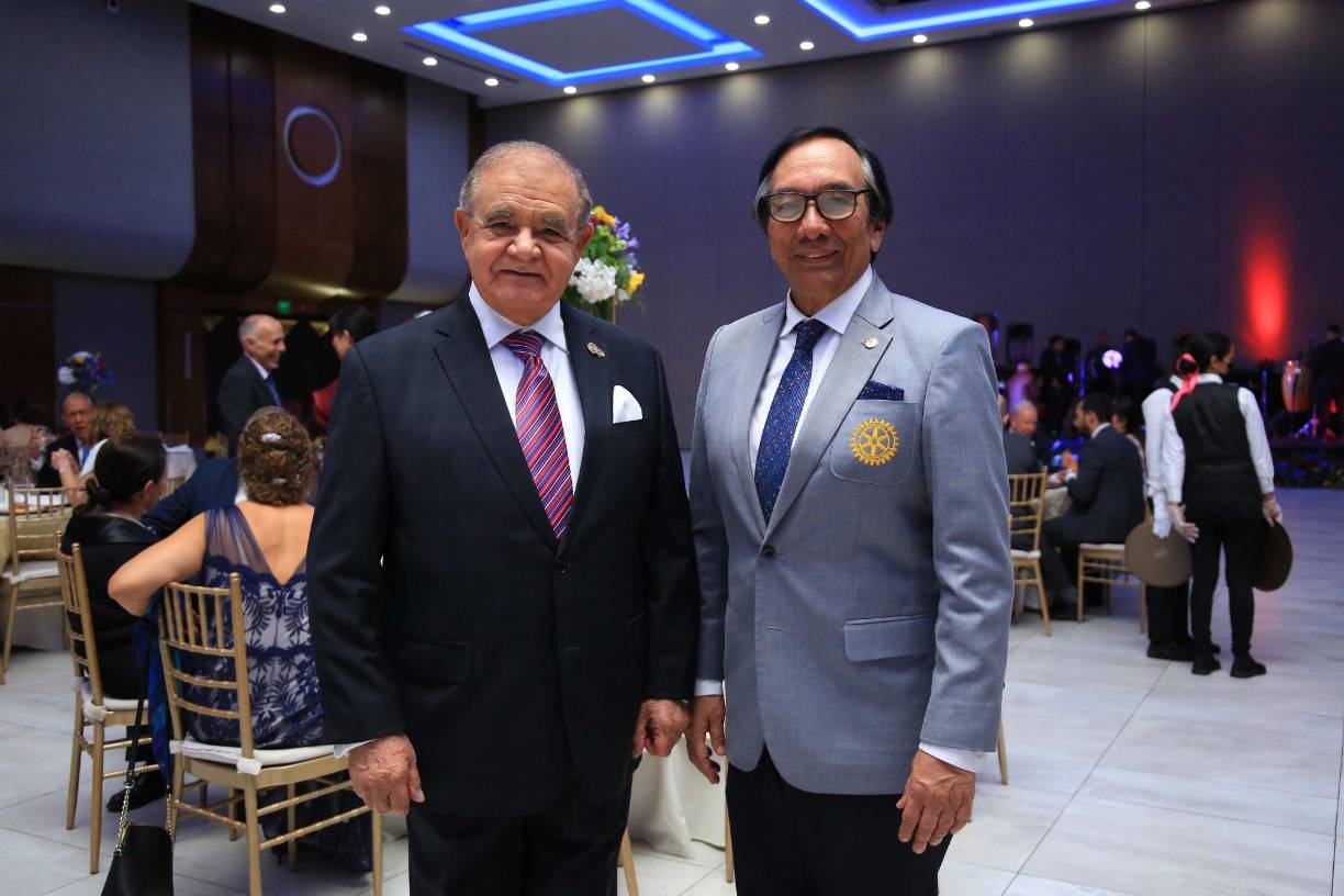 El homenajeado, José Alberto Díaz Lobo, y Víctor Manuel Rodríguez (Gobernador Distrito 4250)