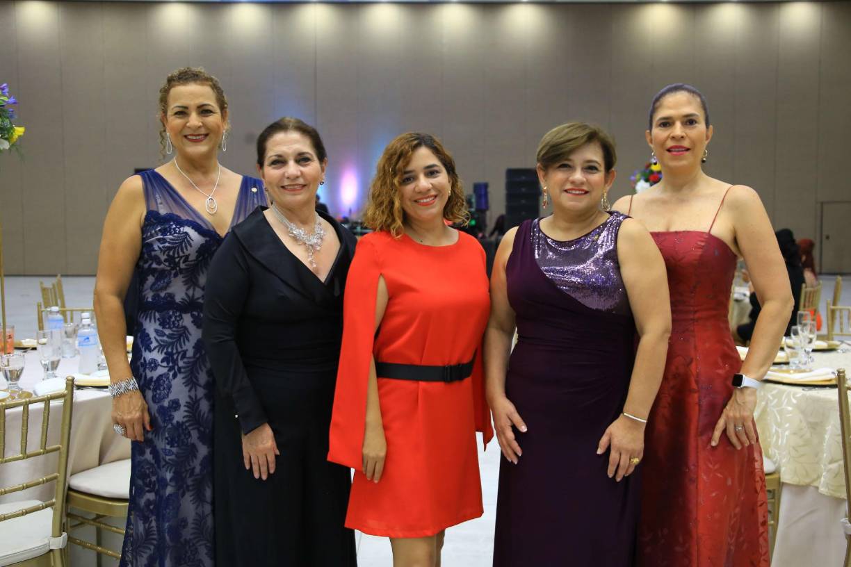 Carolina Corzo, Diana Brown, Nidia Arriaga, Claudia Noriega y Lorena Mérida