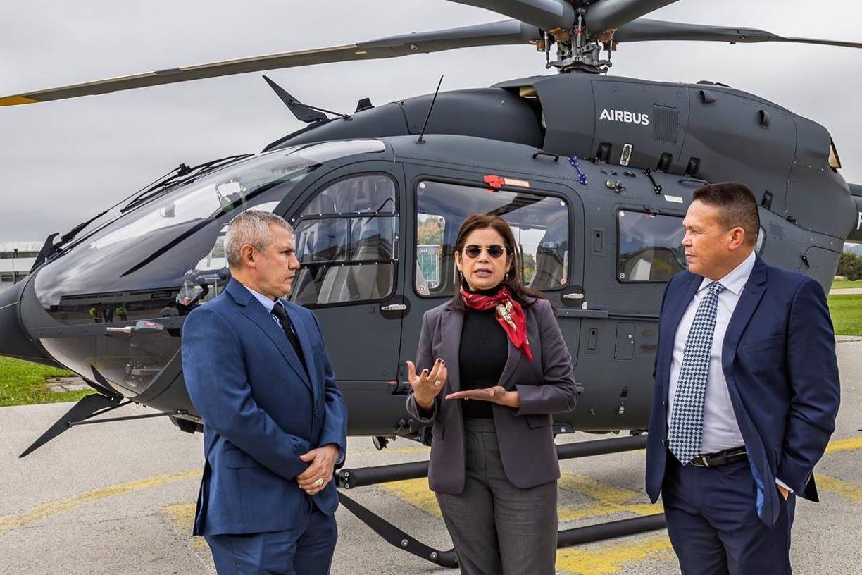 La ceremonia se realizó después de que el Inspector de la Fuerza Aérea, Coronel Geovany Elvir Amaya, participara en la revisión obligatoria de los vuelos de prueba.