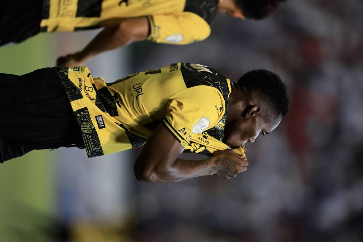 Dixon Ramírez celebrando su gol que liquidó al Olimpia y selló el triunfo del Real España.