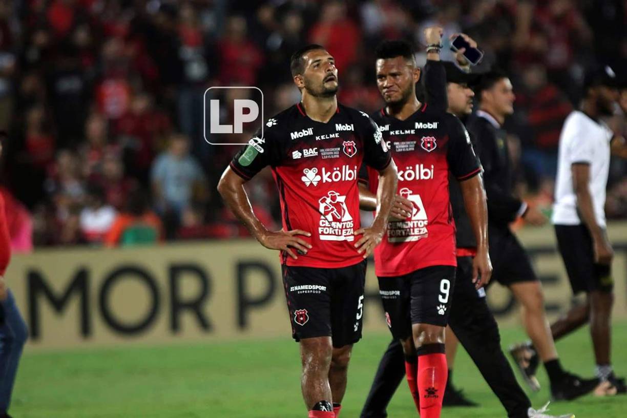 Los rostros tristes de los jugadores del Alajuelense, entre ellos Celso Borges.