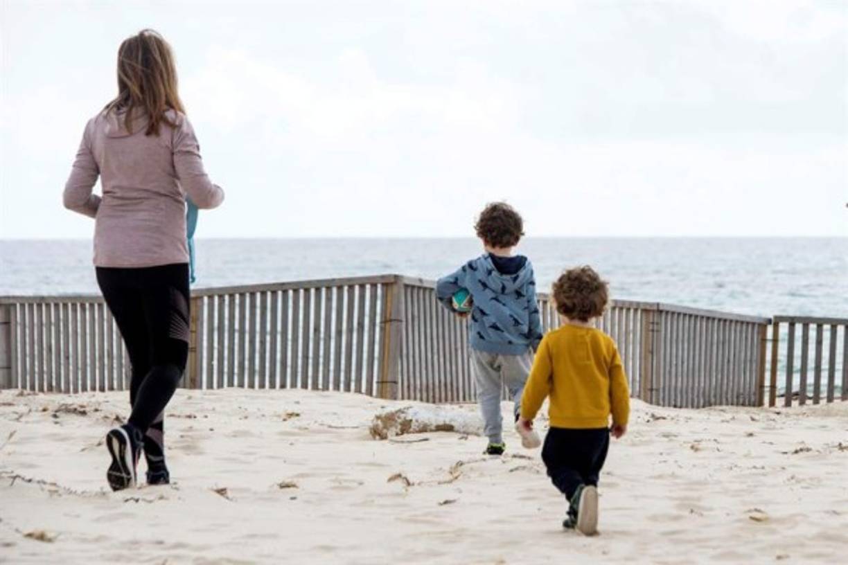 España prolongó la cuarentena hasta el 9 de mayo. El presidente del gobierno, Pedro Sánchez, presentará el martes un plan para suavizar las medidas a partir de mediados de mayo.