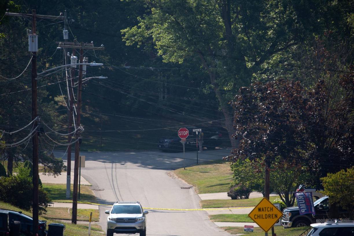 Según los medios estadounidenses The Wall Street Journal y CNN, se encontraron explosivos en un auto perteneciente a Crooks que estaba estacionado cerca del lugar del mitin. Por el momento se desconocen las motivaciones del intento de asesinato y la policía cree que actuó solo.