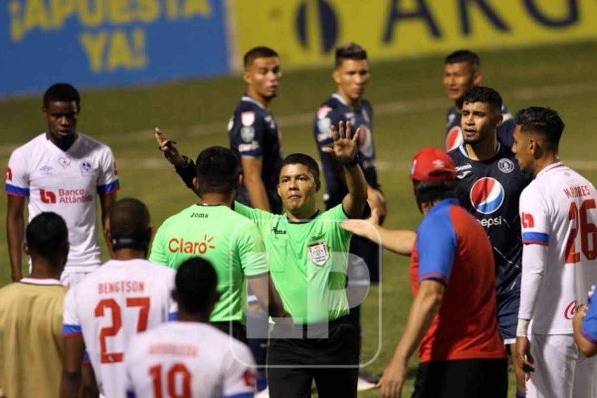 Armando Castro pidió calma para continuar el partido.