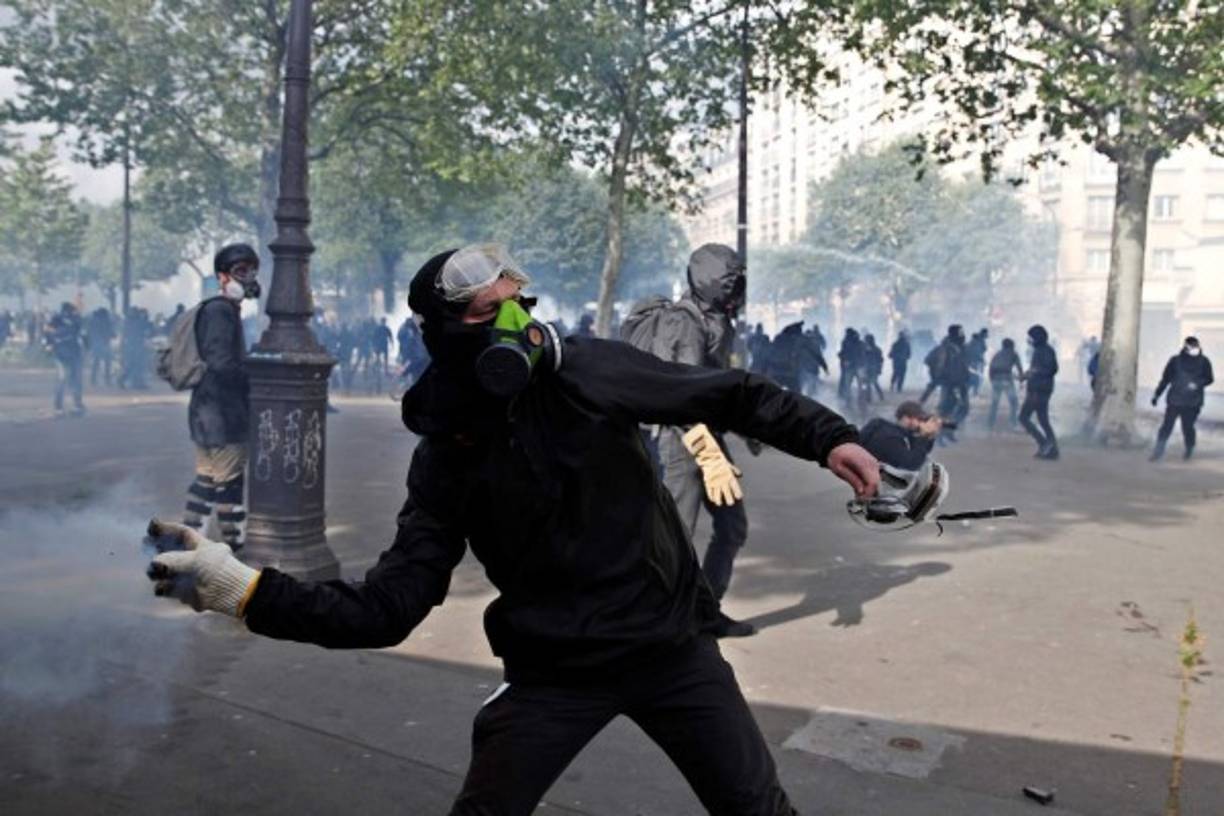 Durante el mayor desfile parisino en apoyo de varios sectores en huelga, la Policía se enfrentó a más de mil radicales, que lanzaron objetos incendiarios y piedras contra los agentes, que respondieron con gases y cañones de agua y detuvieron a 200 extremistas.