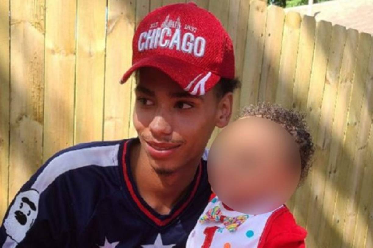 Los policías interceptaron el vehículo porque no tenía algunos papeles en regla, pidieron la identificación a Wright y entonces se dieron cuenta de que tenía una orden de arresto pendiente por no haber comparecido ante la Justicia por los delitos de posesión ilegal de un arma y resistencia a la autoridad.