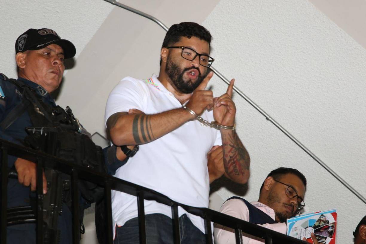 “Lo desbloquee para que los medios de prueba que yo tenía en él fueran inspeccionados y fueran hechos a mi favor. Sin embargo, señores, los audios en los que me apartan por completo de esta acusación fueron borrados, fueron sacados, fueron exterminados de mi teléfono”, afirmó.