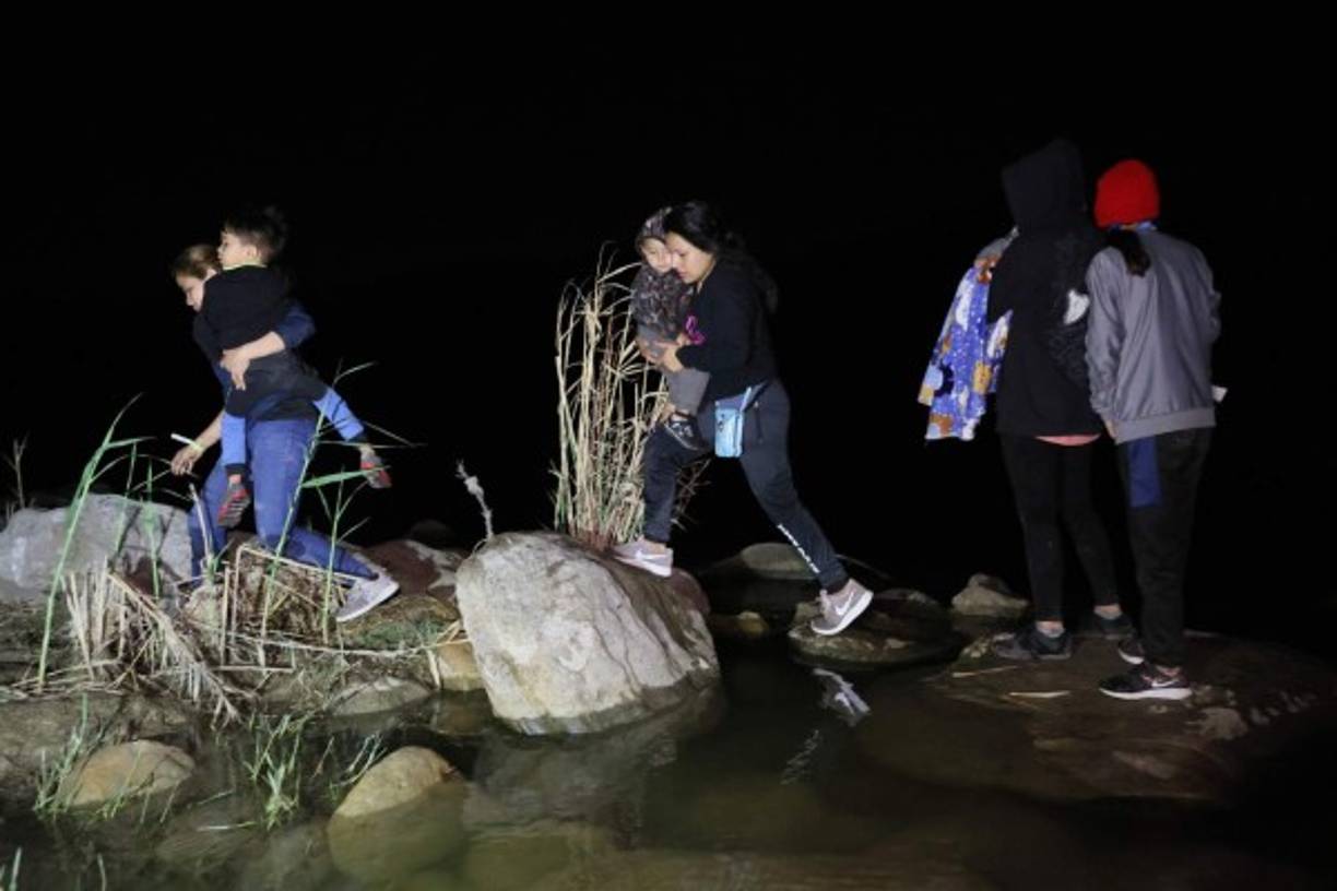 A Diego, un adolescente de 17 años, le han prestado un teléfono a la orilla del río para llamar a su madre, que partió a Estados Unidos cuando él tenía apenas un mes.