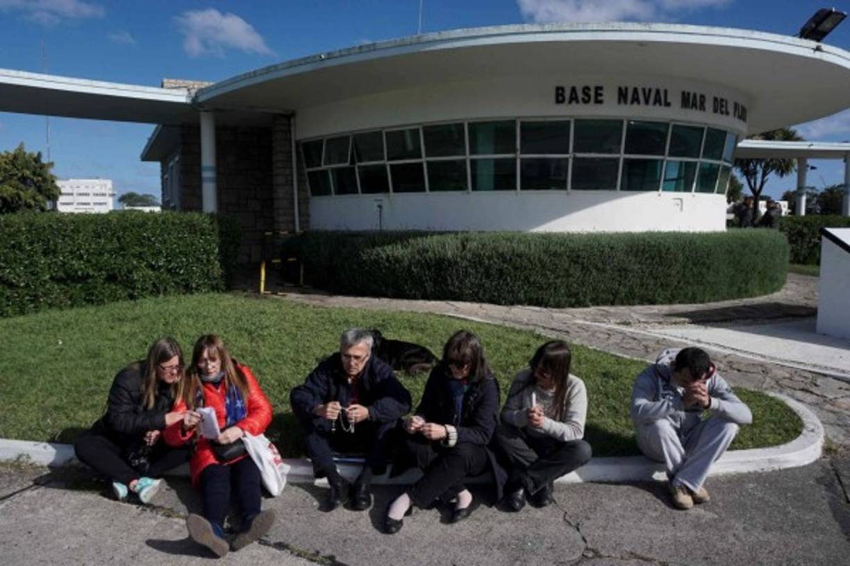 'Tenemos esperanza de que los van a encontrar', dijo a la AFP Claudia de Ramos, madre de Fabiana Ramos, una suboficial maquinista del destructor argentino 'ARA Sarandi', que zarpó el martes hacia el área de búsqueda con equipos de detección.
