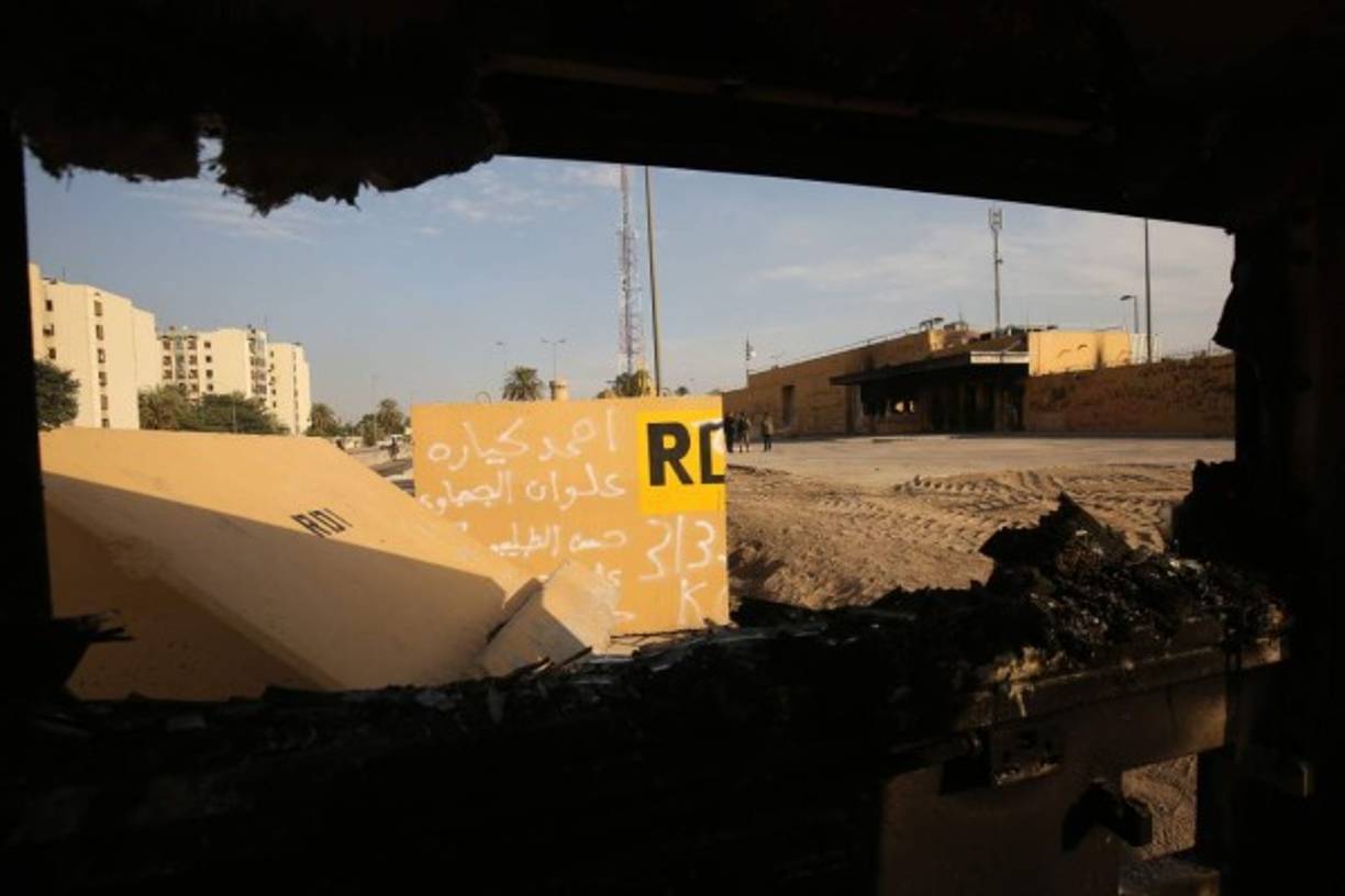 Tras el funeral de las más de 15 víctimas de los bombardeos estadounidenses, miles de paramilitares y civiles se dirigieron en masa a las instalaciones de la embajada de EEUU y la incendiaron.