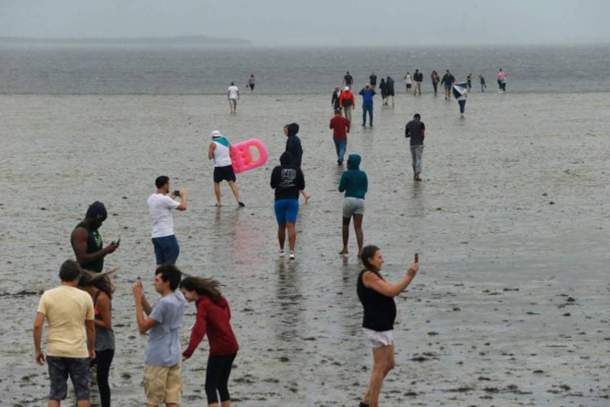 Empujadas por el viento, las olas pueden desplazarse decenas de kilómetros tierra adentro, inundando rápidamente los hogares, las carreteras y ahogando a automovilistas atrapados en sus vehículos por el abrupto aumento del nivel del agua.