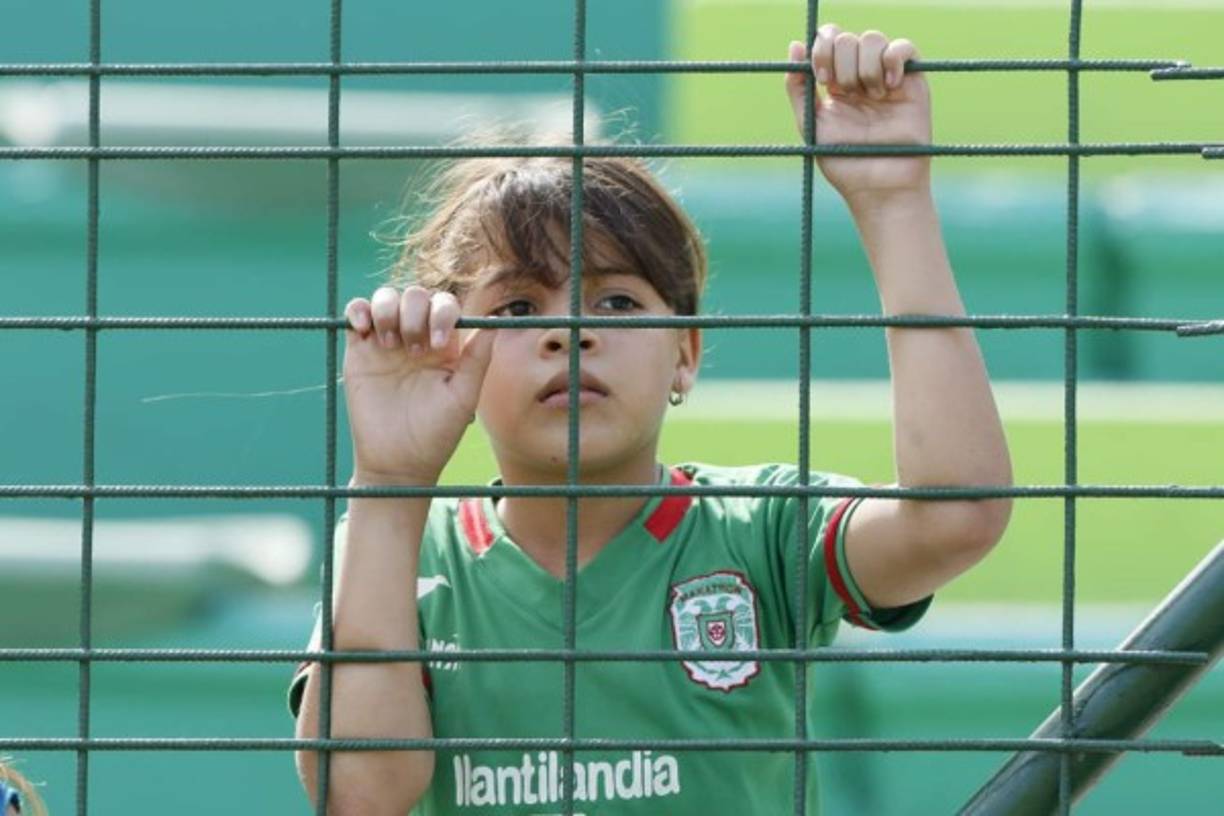Esta pequeña llegó al estadio Yankel Rosenthal para ver al equipo de sus amores.