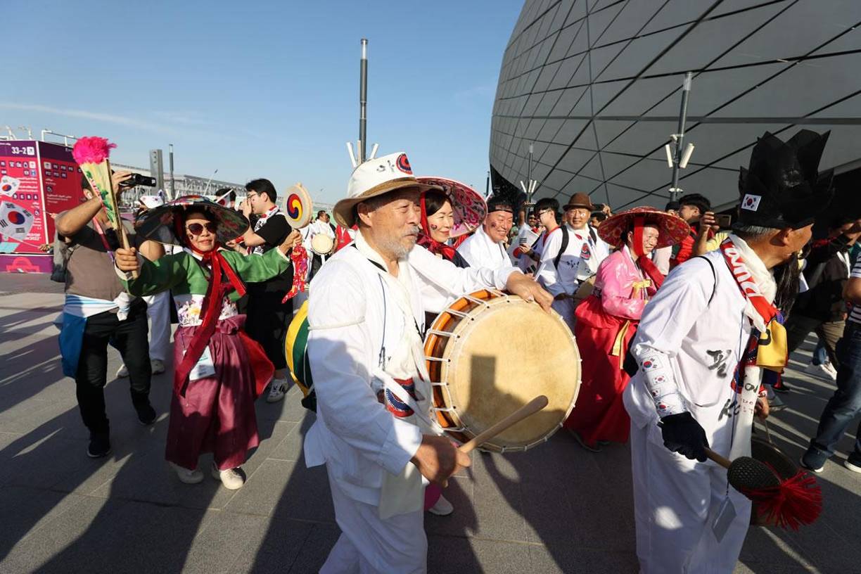 Aficionados surcoreanos pusieron el ambiente en las afueras del Education City Stadium.