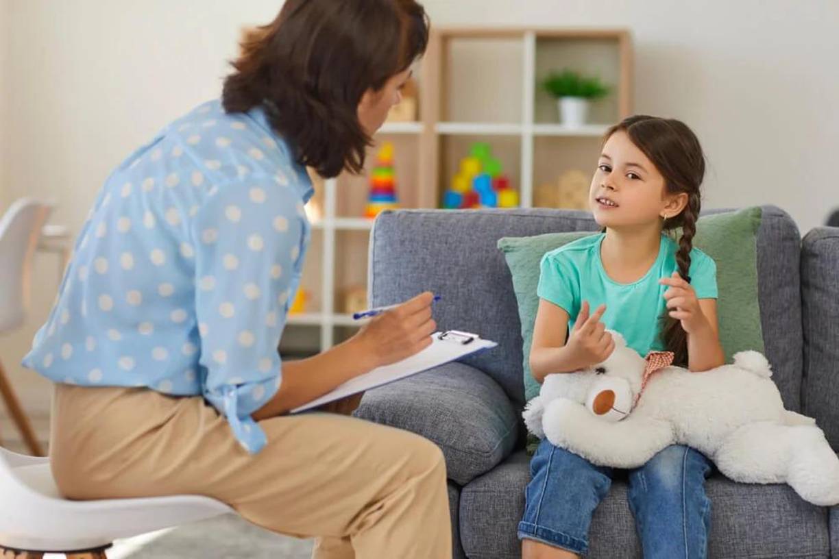 <b>4. INTERVENCIONES Y TRATAMIENTO EFECTIVOS</b>Existen estrategias y tratamientos que pueden ayudar a los niños y jóvenes a gestionar la ansiedad: A. Terapia cognitivo-conductual (TCC): ayuda a los niños a identificar y cambiar los pensamientos y comportamientos negativos.