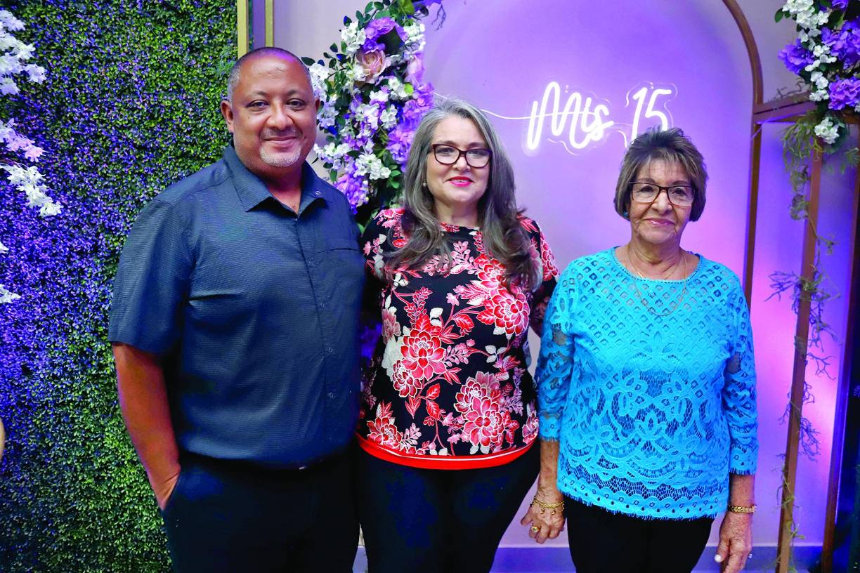 René y Glenda Castro junto a Cristina Amador