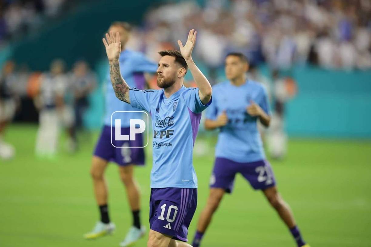 Lionel Messi saludando a los aficionados en el Hard Rock Stadium durante el calentamiento del partido.