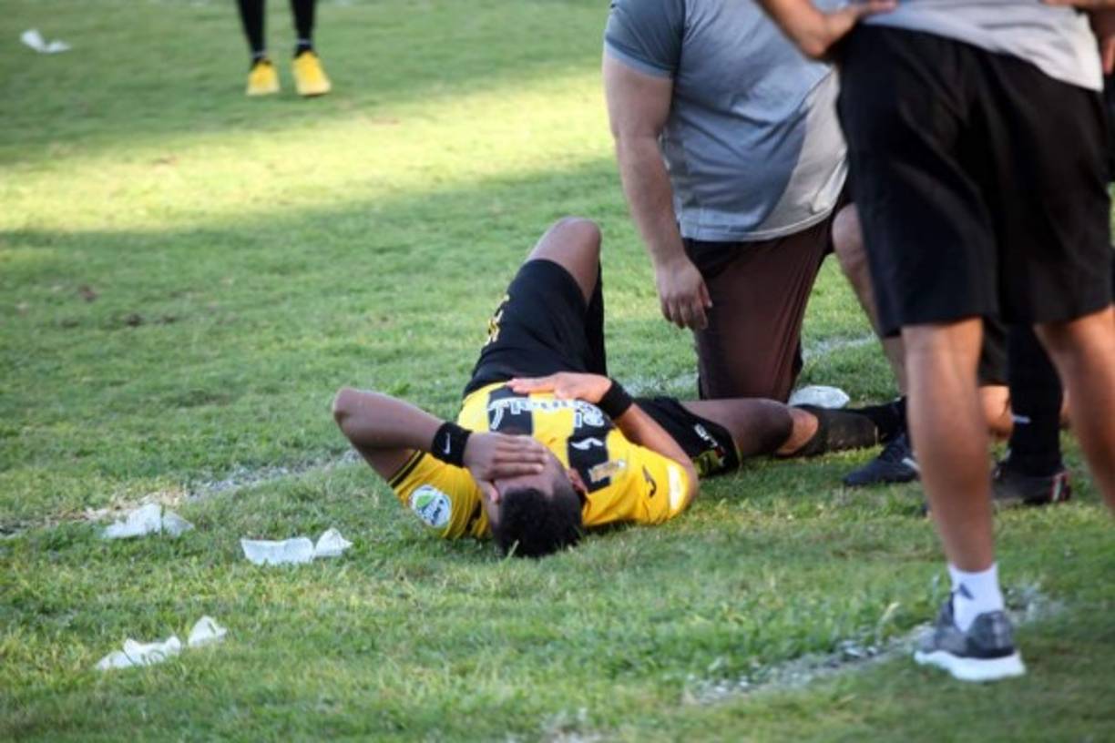 El sufrimiento de Mario Martínez tras un golpe en su rodilla derecha al final del primer tiempo del partido Vida-Real España.