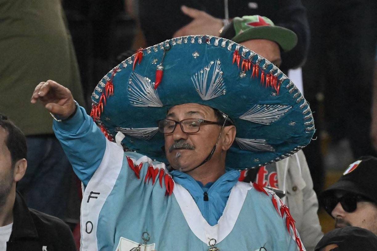 Este aficionado del Napoli apareció en el Stadio Friuli del Udinese con un sombrero de charro mexicano por ‘Chucky’ Lozano.