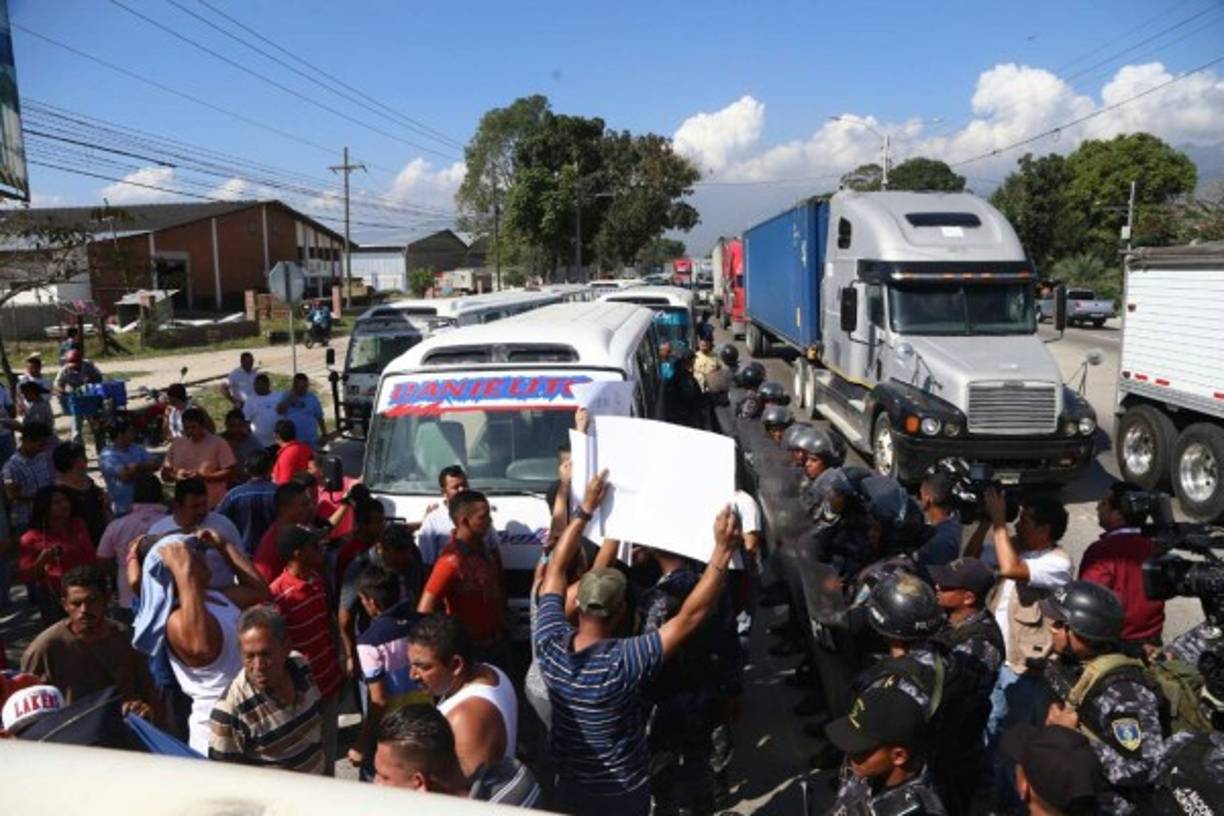 Conductores de buses de las empresas Impala y Caribe protestan en el bulevar del norte de San Pedro Sula tras los últimos asesinatos contra sus compañeros.