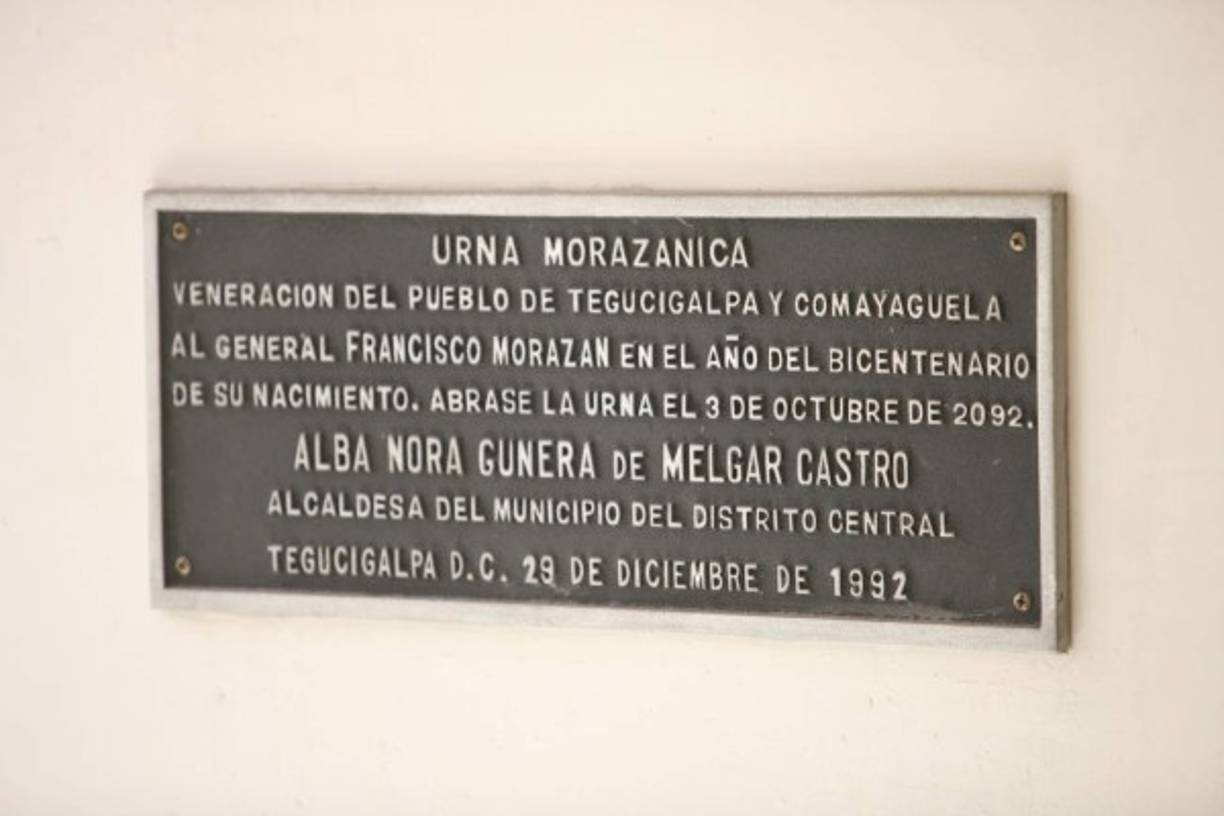 Una placa en honor al general Francisco Morazán.<br/><br/>A finales de 1890, Comayagüela, que era un municipio propio, dejó de serlo para formar parte del Municipio de Tegucigalpa.<br/>