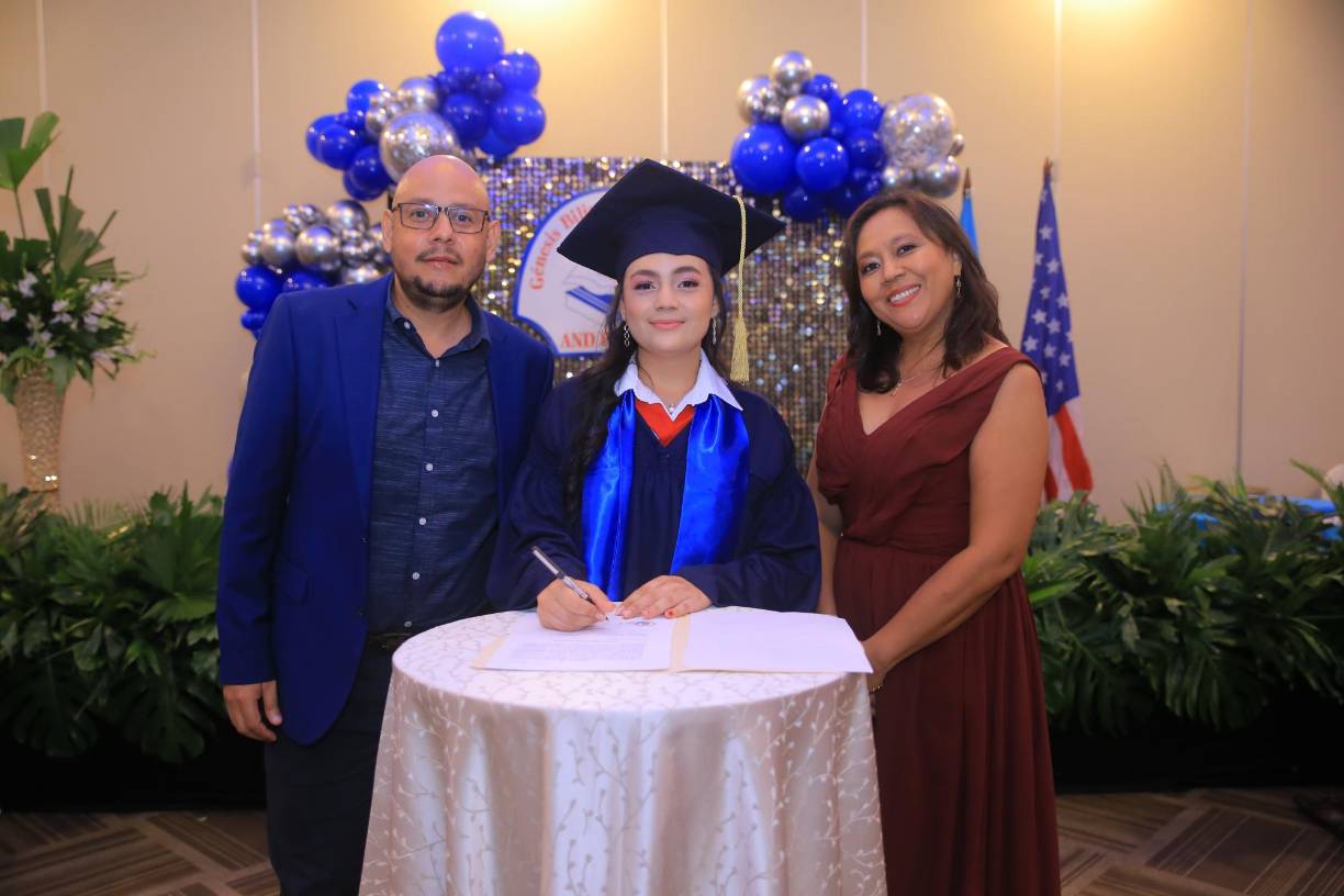 Kritzia Ortega acompañada de sus padres.