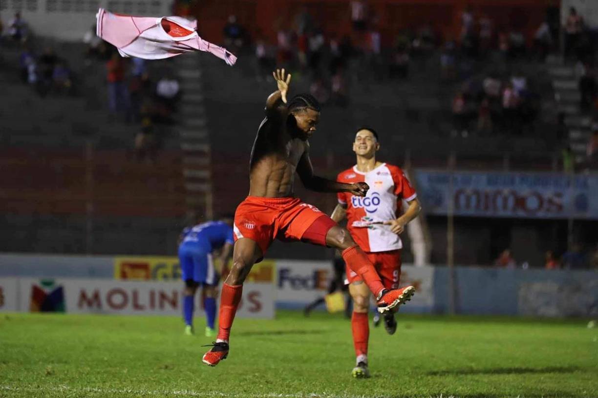 Christian Manaiza tiró su camiseta en la alocada celebración que hizo tras su gol que dio el triunfo al Vida ante el Victoria.