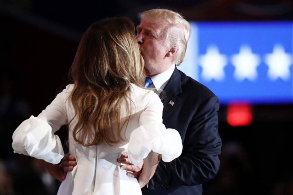 'Vamos a ganar': esas fueron las únicas palabras del millonario, antes de dejar a su esposa Melania en el escenario. Ceñida en un largo vestido blanco, la eslovaca hizo con firmeza pero moderado entusiasmo un elogio de su marido, un hombre que 'hará una verdadera diferencia'.