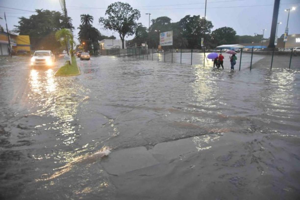 Las cercanías del estadio Ceibeño también han quedado inundadas.