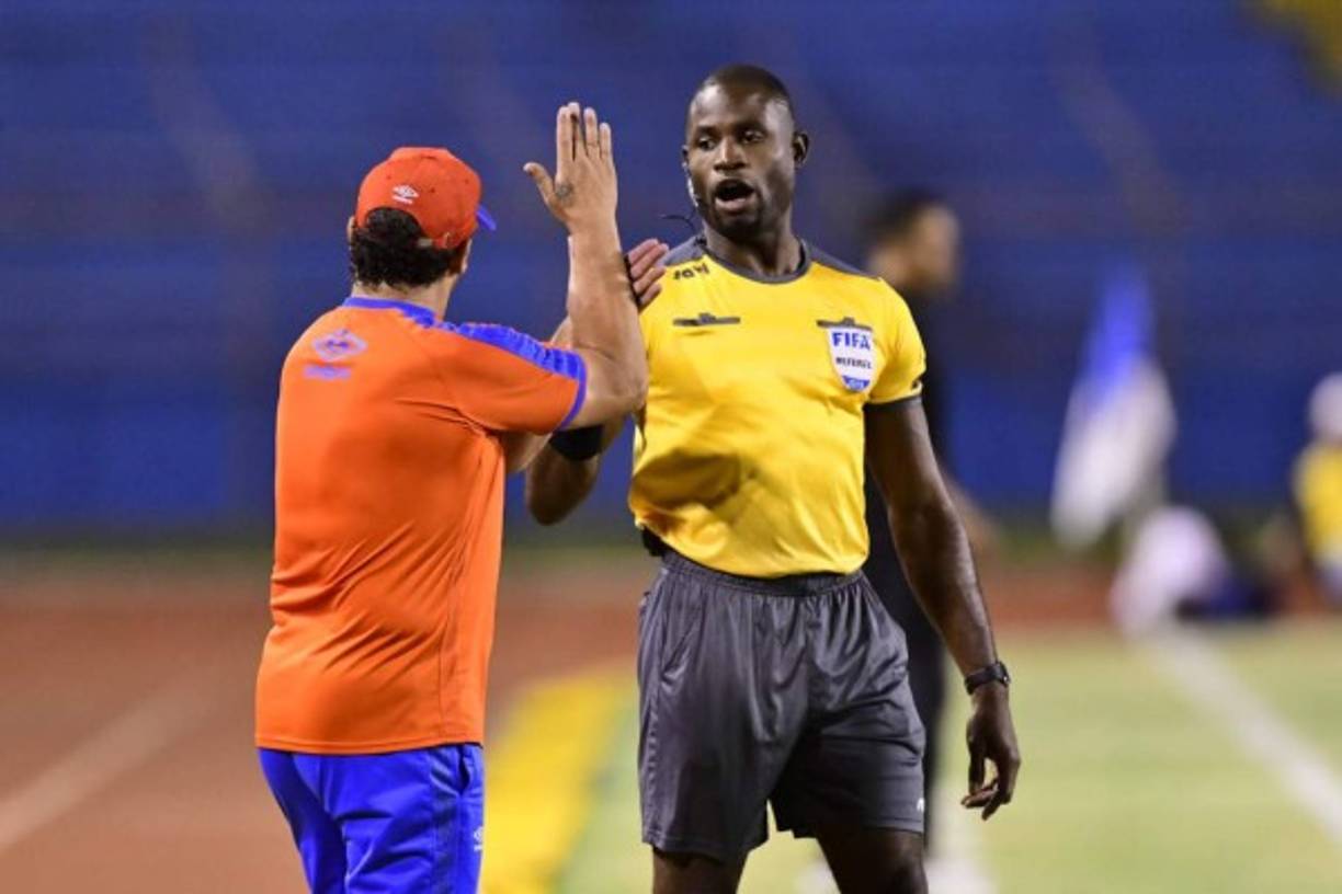 Los reclamos de Pedro Troglio a los árbitros. Foto Yoseph Amaya