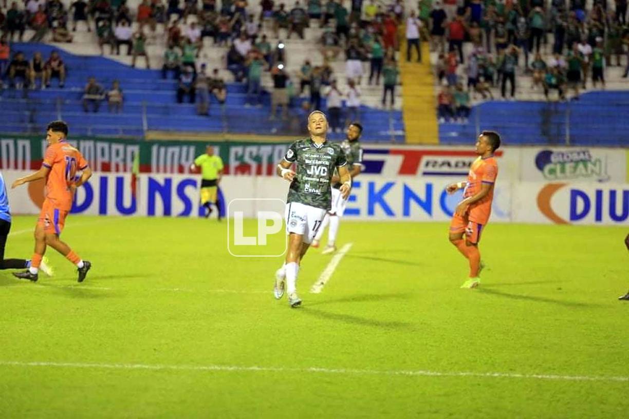 Braian Molina se lamenta tras fallar el penal.