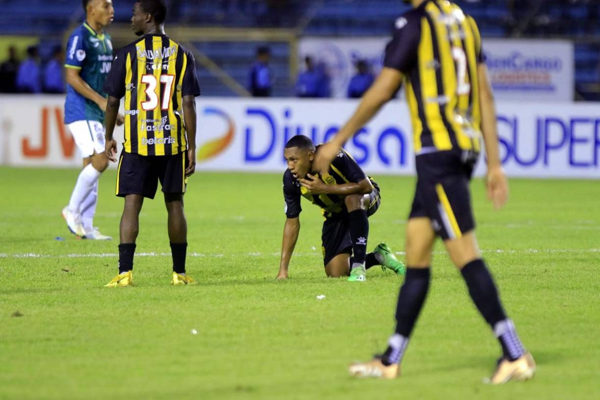 La tristeza de los jugadores del Real España tras perder el derbi sampedrano.
