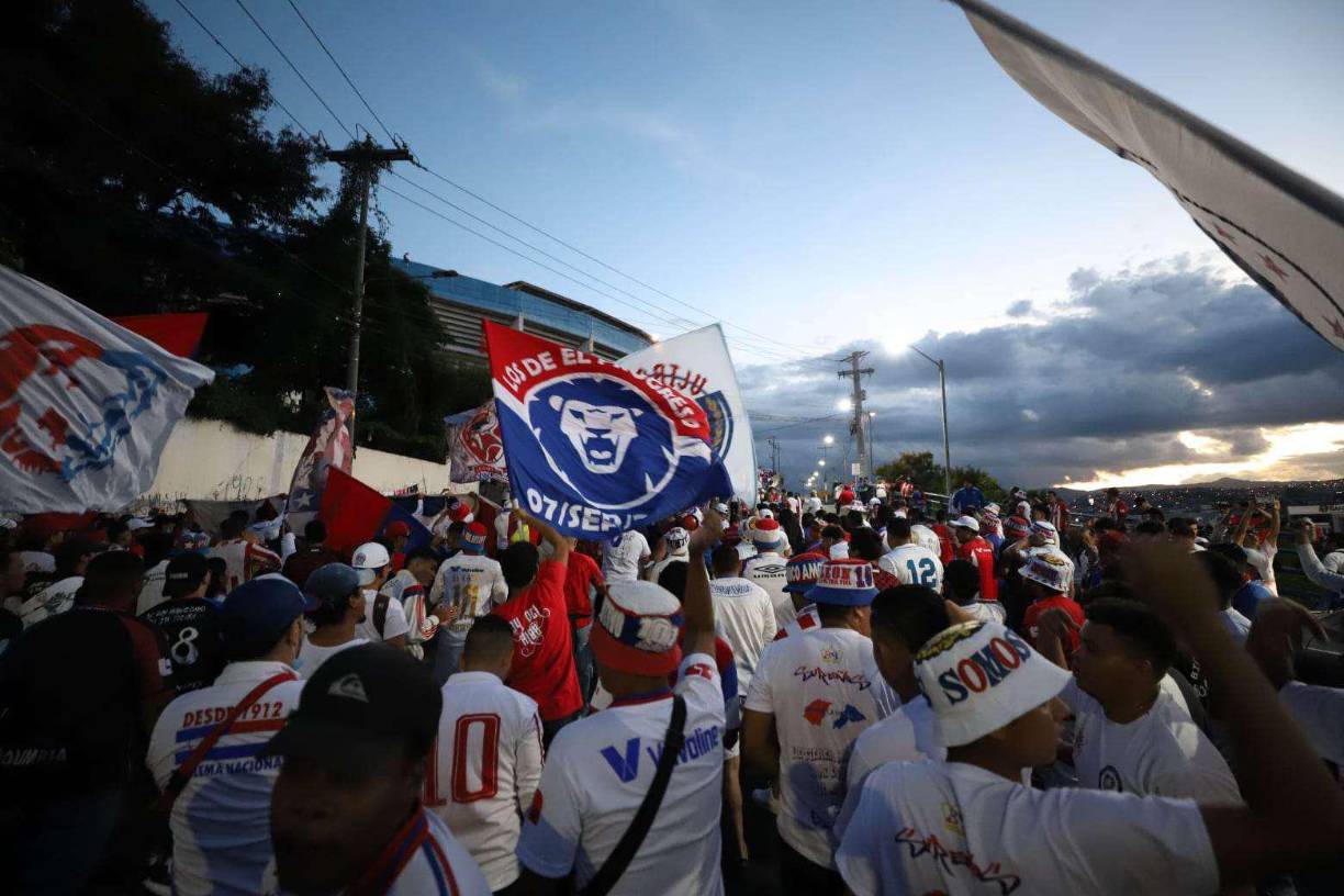 La Ultra Fiel se hizo presente en las afueras del estadio Nacional Chelato Uclés y antes de ingresar montó su show.
