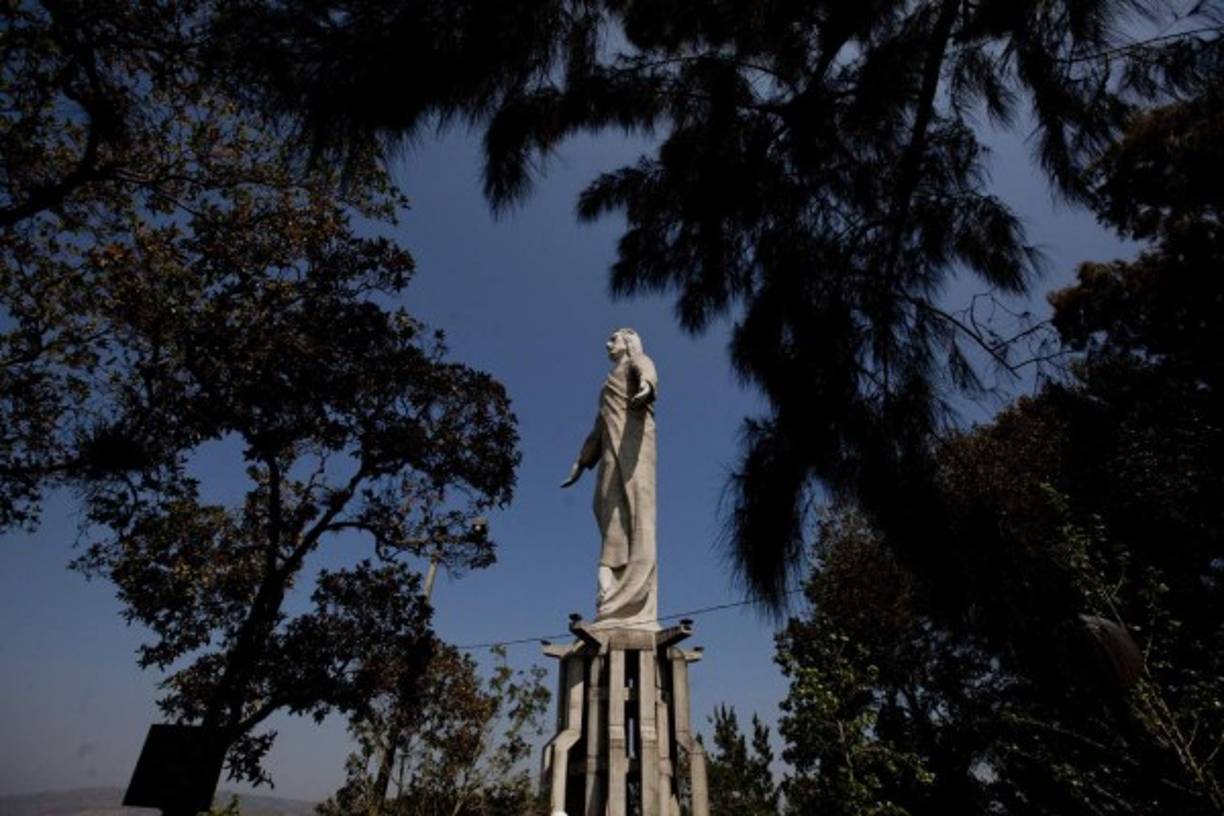 El Cristo del Picacho vigila Tegucigalpa.