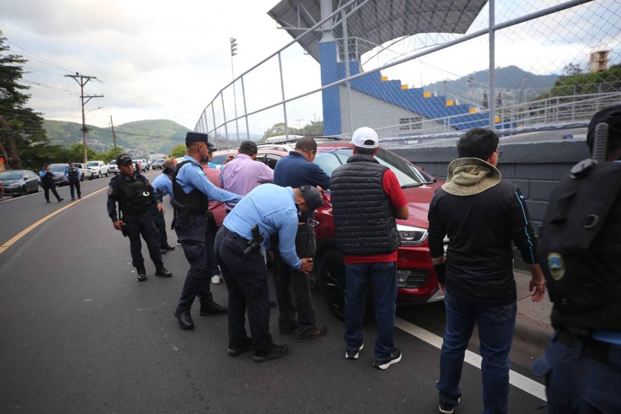Operativo policial en los alrededores del Estadio Nacional Chelato Uclés, donde se realizan los desfiles.